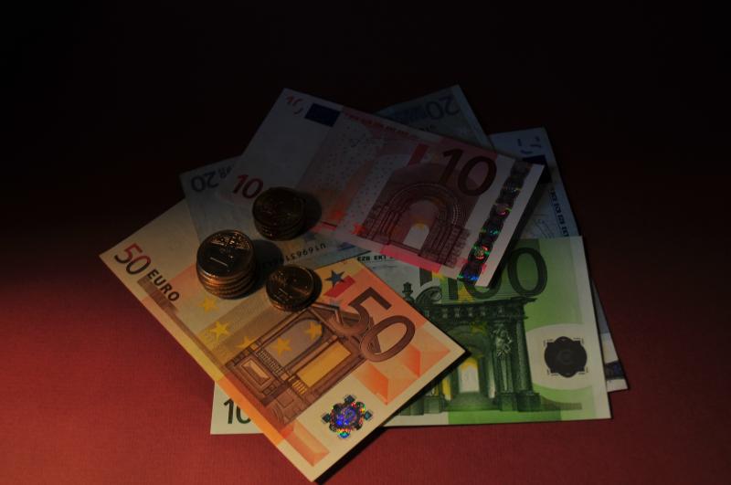 Euro-Banknoten und Münzen
