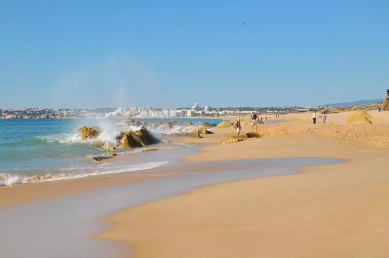 Breiter Sandstrand an der Algarve