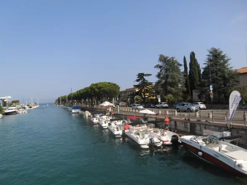 Uferpromenade am Gardasee in Peschiera del Garda