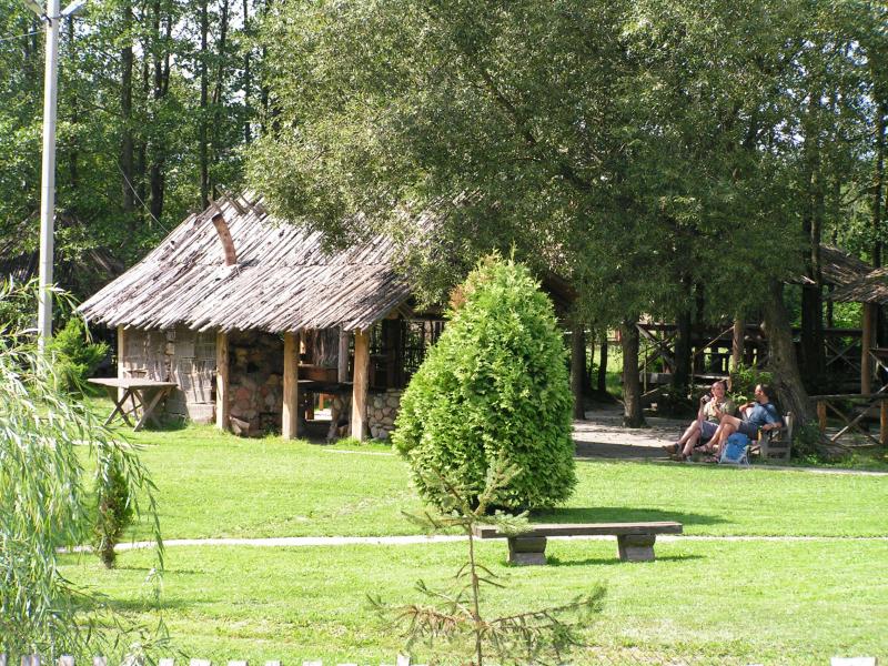 Rustikales Haus mit Sitzbereich