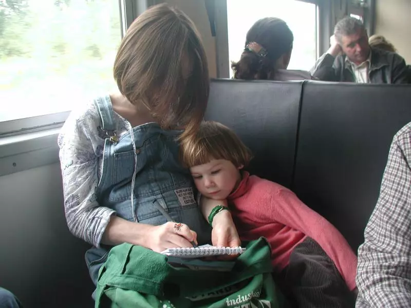 Mutter und Kind auf einer Zugreise