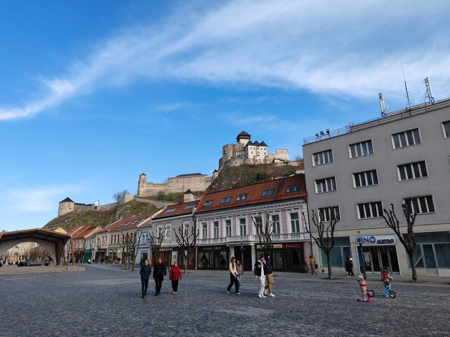 Burg Trenčín oberhalb der historischen Stadt in der Slowakei
