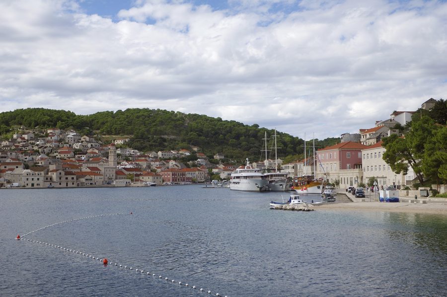 Hafen von Pučišća auf der Insel Brač mit Häusern am Wasser