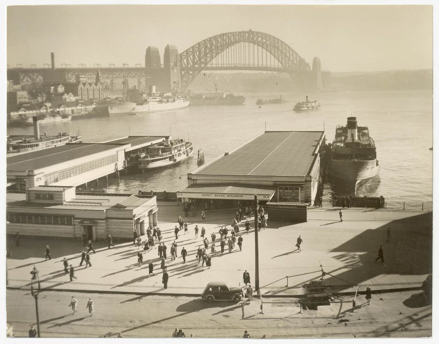 Fahrgäste verlassen die Manly-Fähre am Circular Quay vor der Harbour Bridge