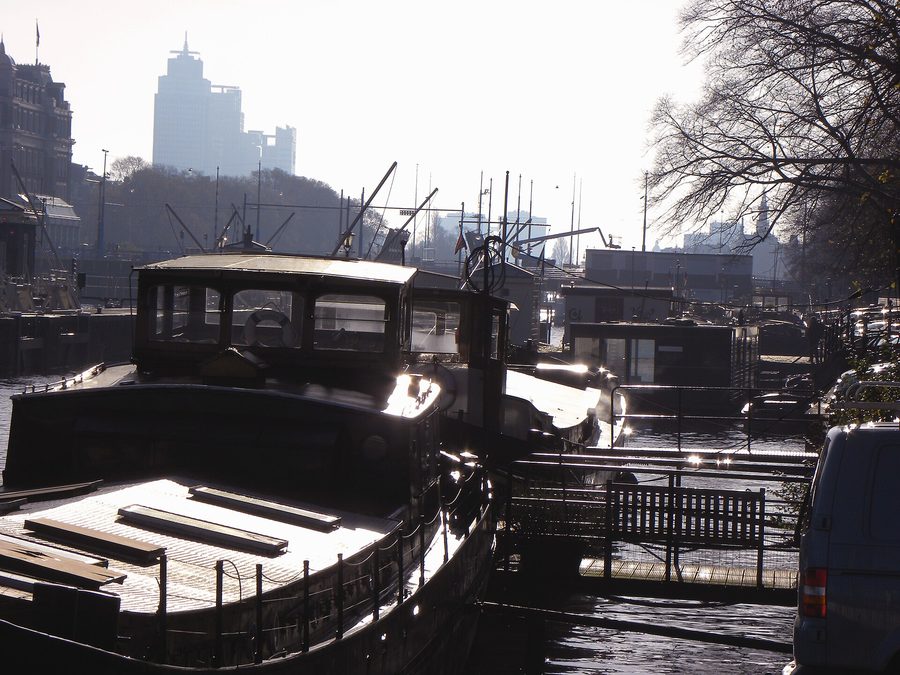Casas flotantes junto a un canal de Ámsterdam