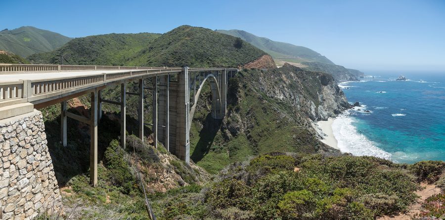 Bixby Creek Bridge an der zerklüfteten Pazifikküste bei Big Sur in Kalifornien