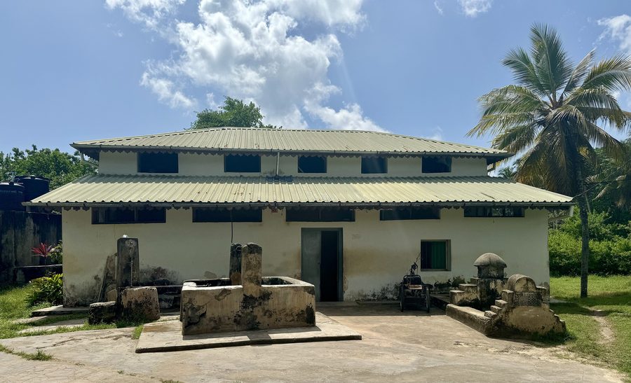 Östliche Außenansicht der historischen Kizimkazi-Moschee im Süden Sansibars, Tansania