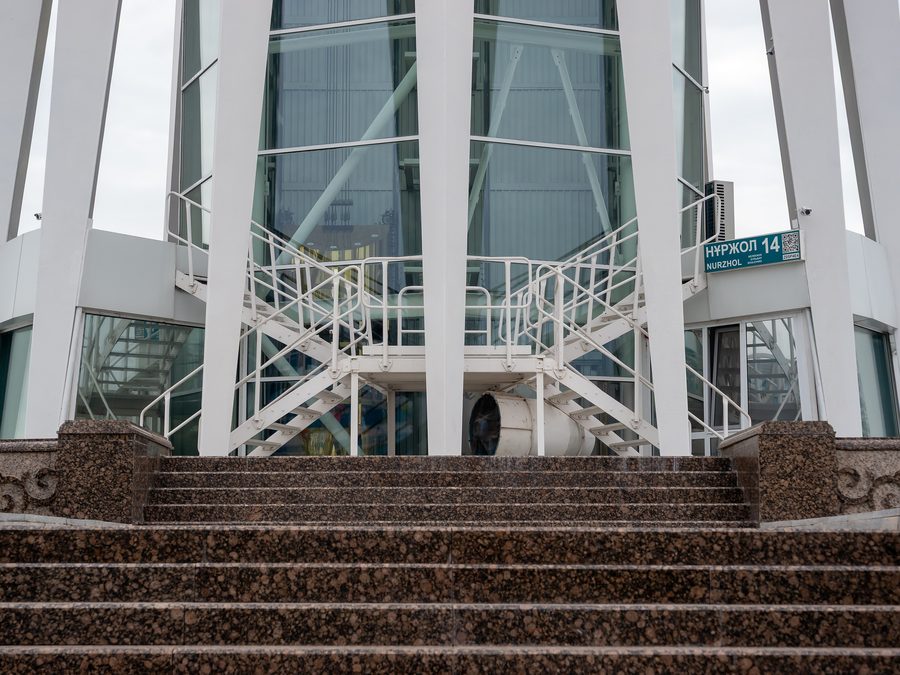 Außenbereich des Baiterek-Turms in Astana