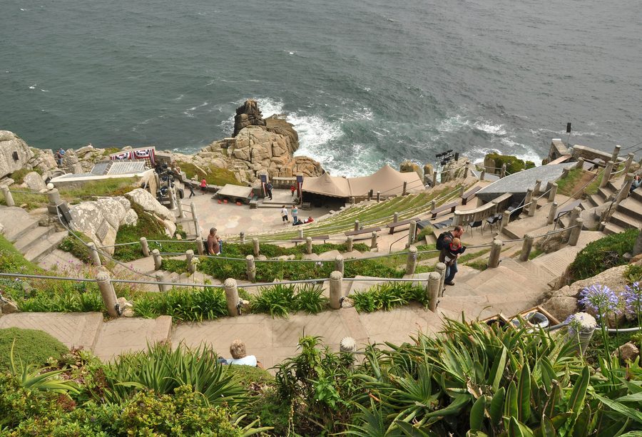 Das Minack Theatre oberhalb von Porthcurno Beach