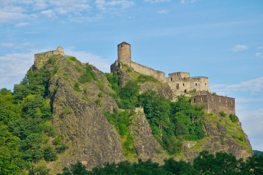 Burg Střekov auf einem Felsen im Ústecký kraj
