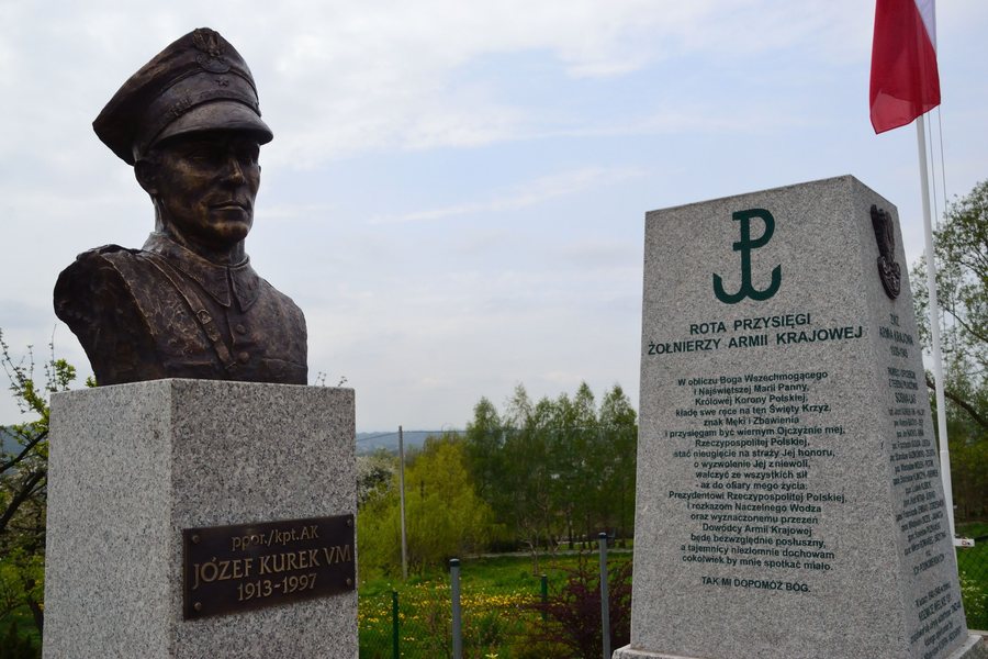 Pomnik pamięci AK w Koźmicach Wielkich