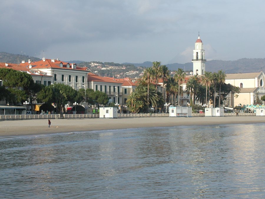 Playa de la Riviera italiana con palmeras y edificios junto al mar