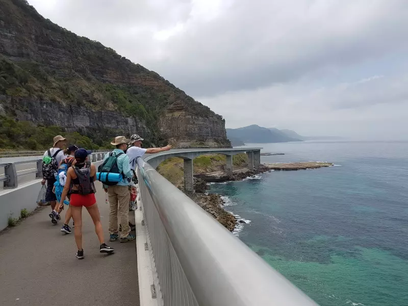Küstenweg bei wechselhaftem Wetter
