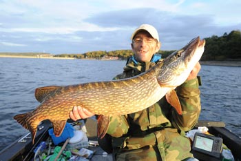 Angler hält einen Hecht auf dem Möhnesee