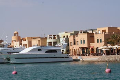 Marina in El Gouna mit Ferienanlagen am Wasser