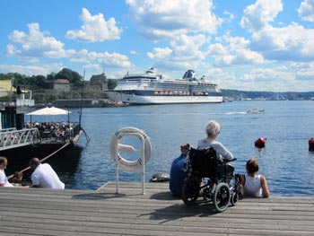 Rollstuhlfahrer am Hafen