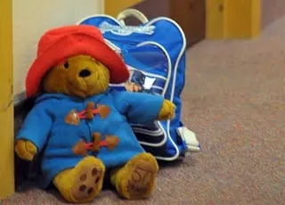 Kinderrucksack und Teddybär für die Reise
