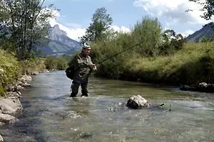 Angler am Fließgewässer im Tannheimer Tal